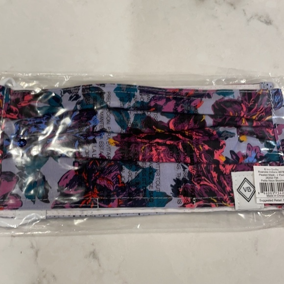 Vera Bradley‎ Pleated Mask 2 Pack
Signature Cotton - Picture 4 of 6